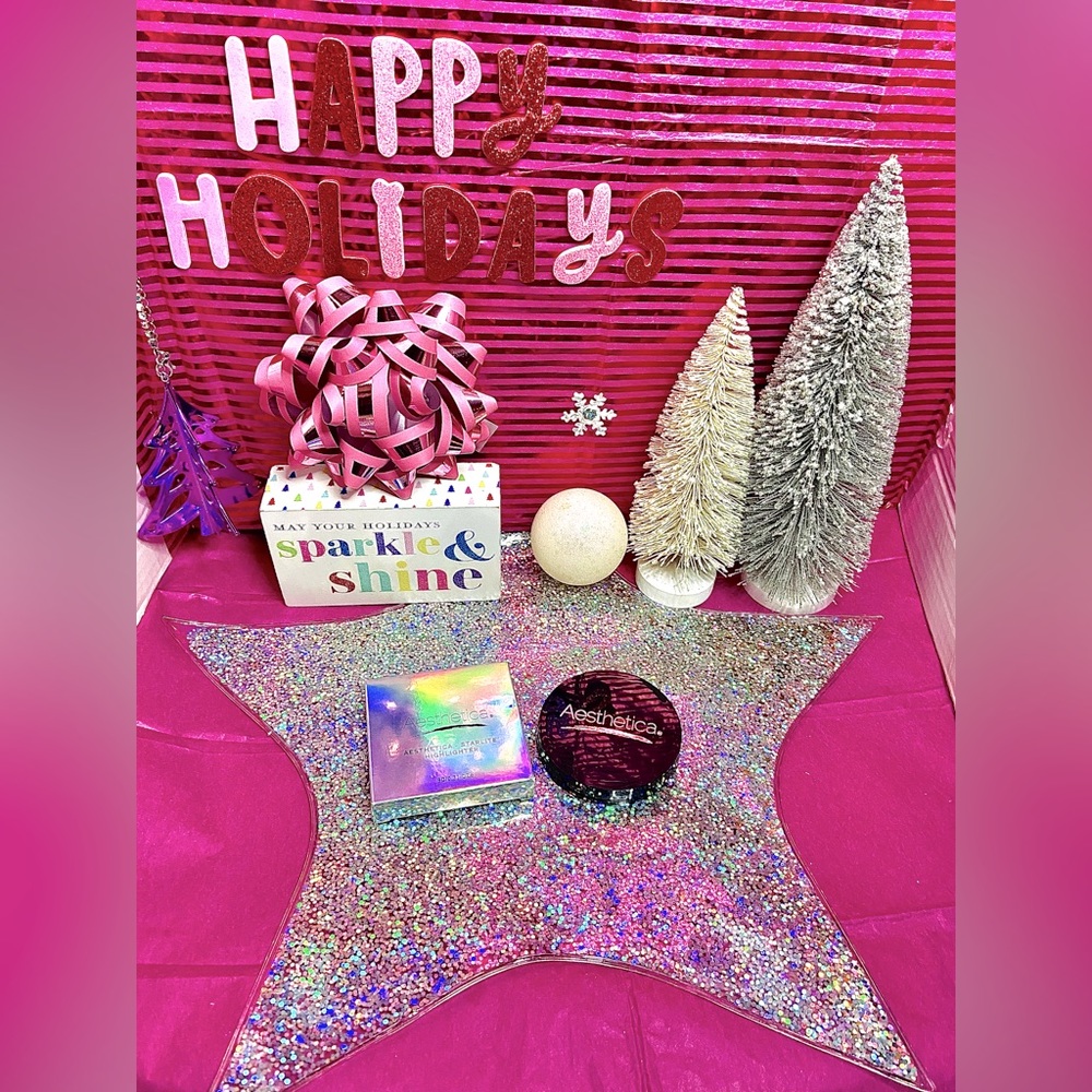 🎀 2/$30 or $21 -AESTHETICA STARLITE HIGHLIGHTER COMPACT
Shade: Shade: Cosmos